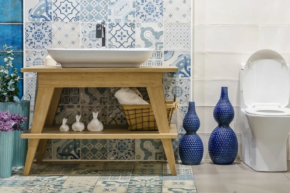 Cómo instalar correctamente azulejos de cerámica en tu baño